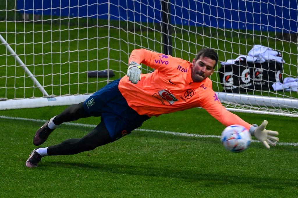 kiper-brasil-alisson-calon-peraih-sarung-tangan-emas.jpg