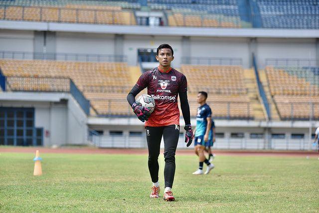 kiper-persib-bandung-teja-paku-alam-saat-mengikuti-latihan-bersama.jpg