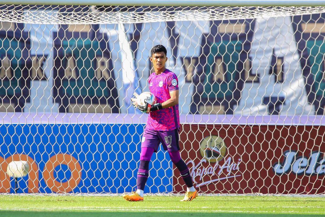 kiper-rans-nusantara-hilman-syah-memegang-bola.jpg