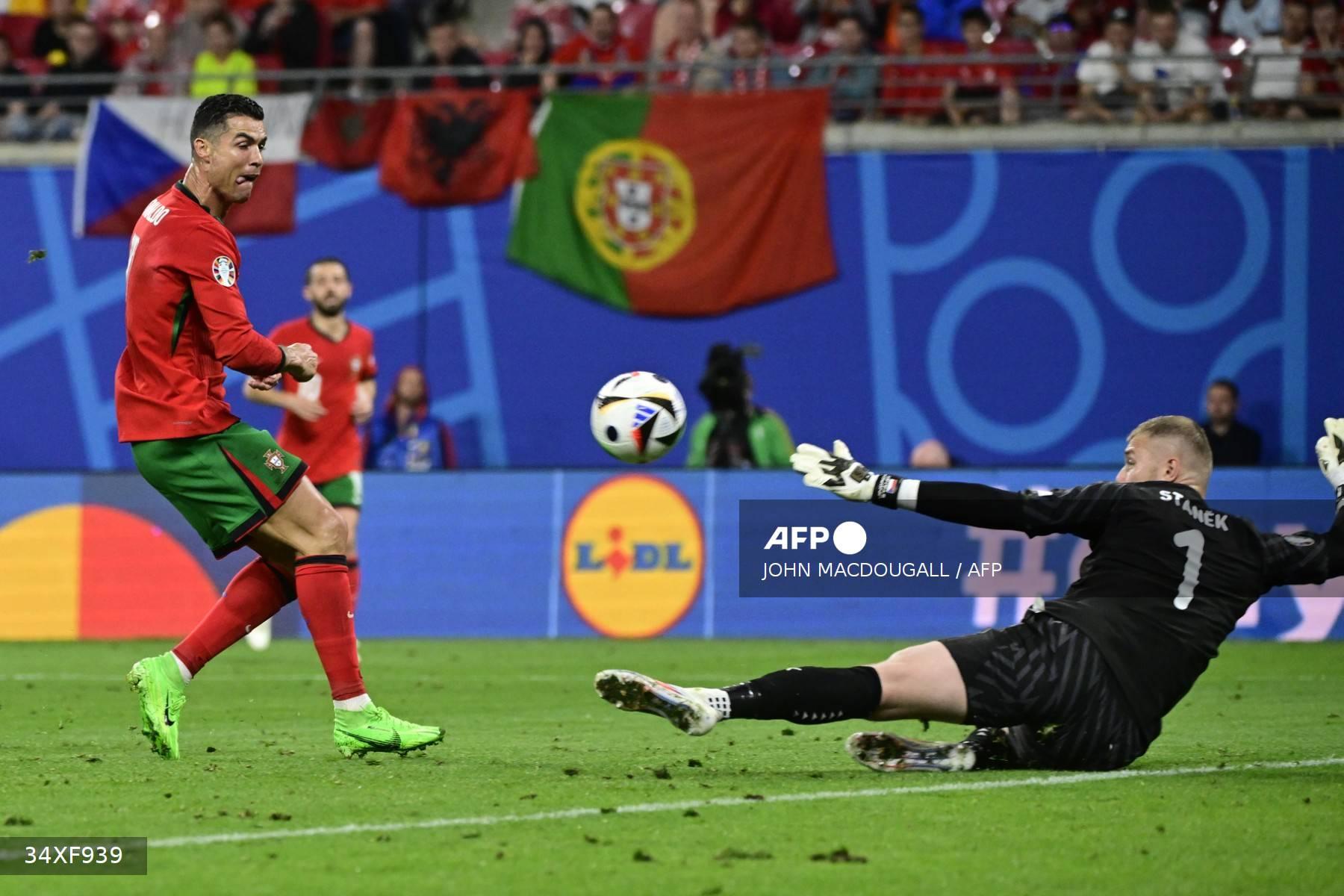 kiper-republik-ceko-jindrich-stanek-menangkis-tembakan-penyerang-portugal-cristiano-ronaldo.jpg