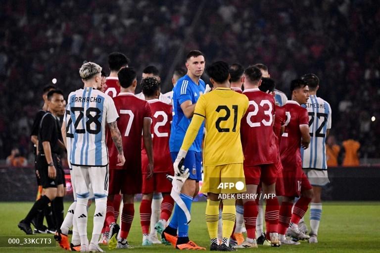 kiper-timnas-indonesia-ernando-ari-sutaryadi-dengan-emiliano-martinez.jpg