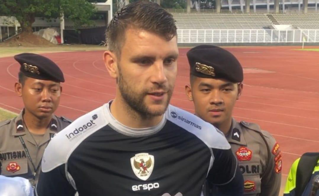 kiper-timnas-indonesia-maarten-paes-diwawancarai-usai-latihan-jelang-laga-menghadapi-australia.jpg