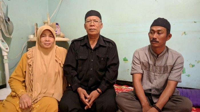 kiri-ke-kanan-sri-khomaidah-mbah-pani-dan-suyono-ketika-dijumpai-di-kediaman-keluarga-mbah-pani.jpg