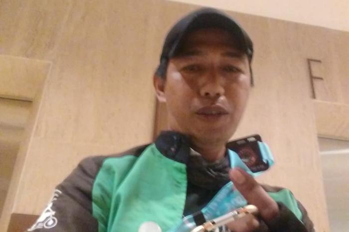 kisah-haru-driver-ojek-online-yang-mendapat-tiket-gratis-nonton-konser-gun-n-roses.jpg