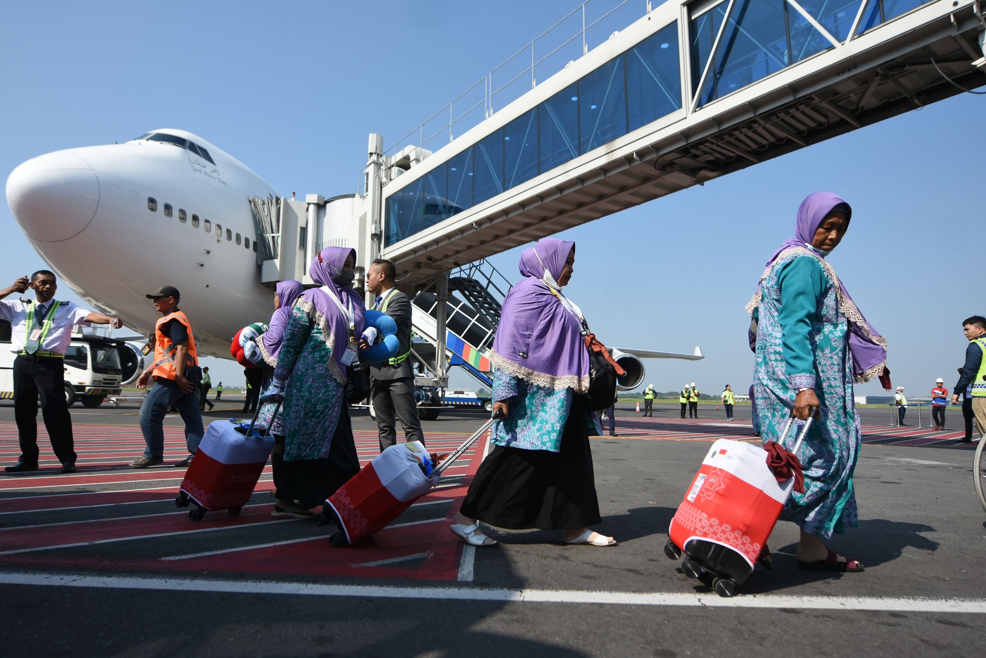 kloter-pertama-jemaah-calon-haji-jawa-timur_20230524_165554.jpg