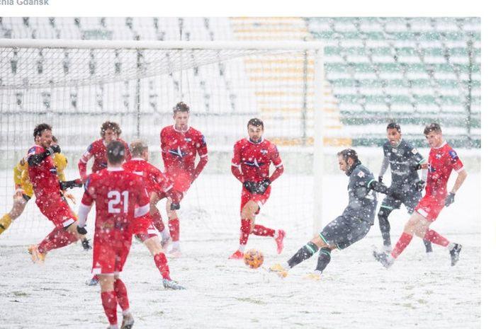 klub-egy-maulana-vikri-lechia-gdansk-hujan-salju.jpg