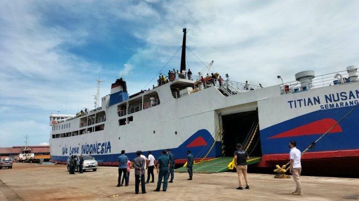 kmp-titian-nusantara-sedang-sandar-di-pelabuhan-panjang.jpg