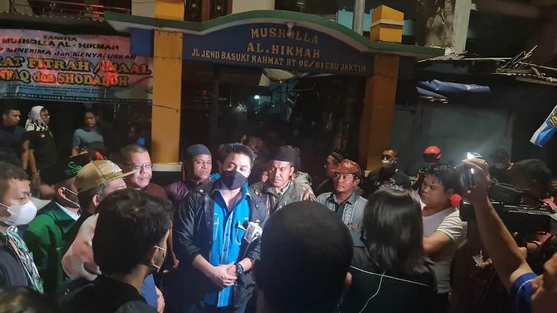 knpi-serahkan-bantuan-ke-korban-kebakaran.jpg