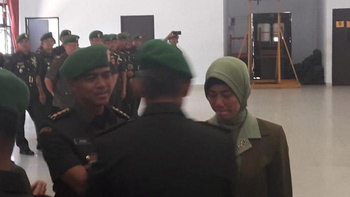 Jabatan 'Dandim Kendari' Suaminya Dicopot, Istri Kolonel Hendi Tertunduk dengan Mata Berkaca-kaca