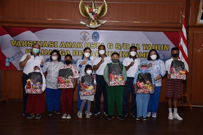komando-lintas-laut-militer-kolinlamil-kembali-menggelar-serbuan-vaksinasi-covid-19.jpg