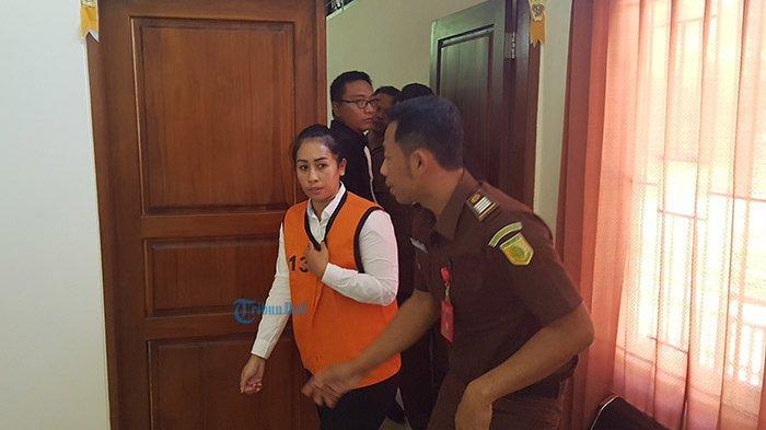 komang-ayu-jalani-sidang-penipuan.jpg