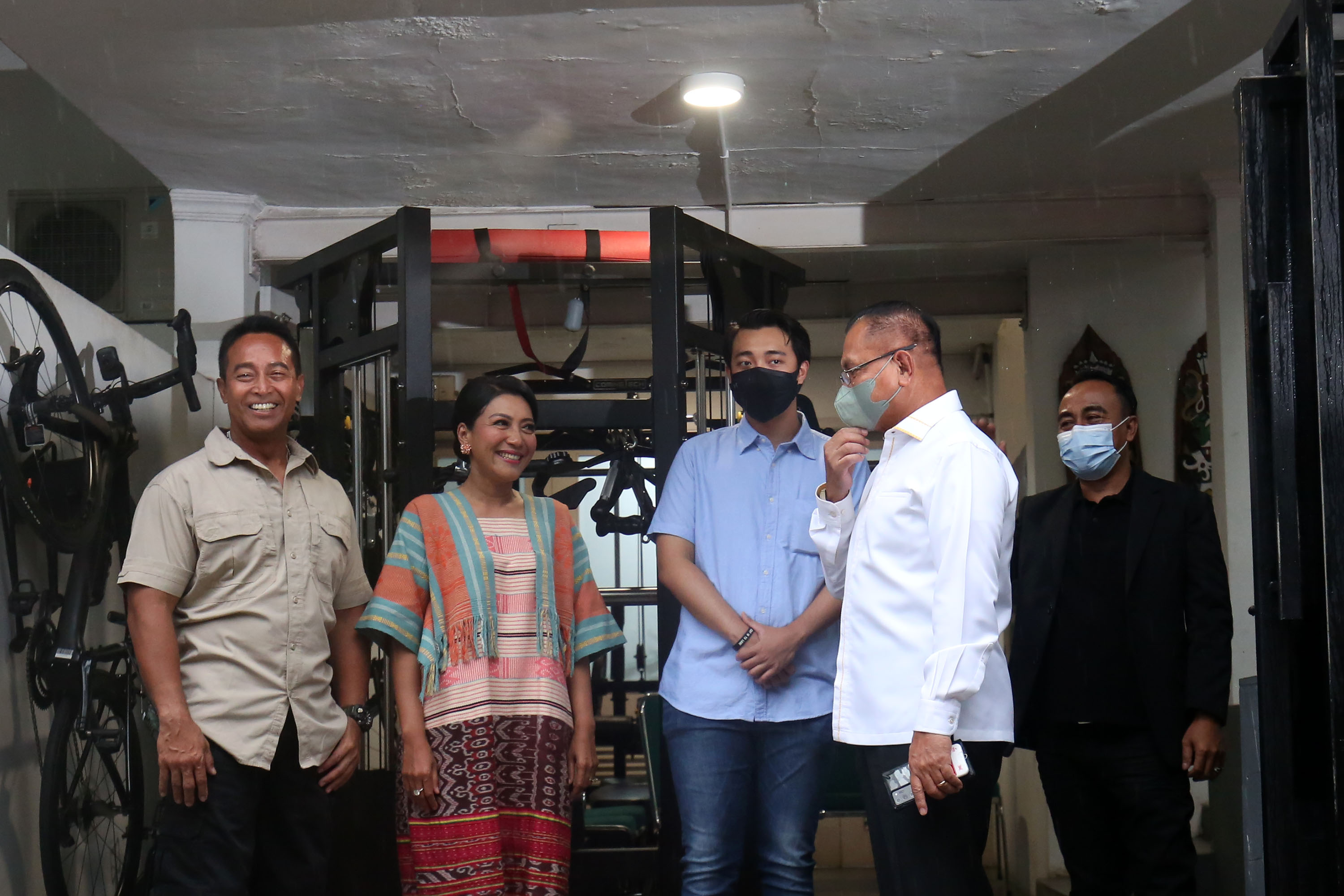 komisi-i-dpr-kunjungi-kediaman-jenderal-tni-andika-perkasa_20211107_185918.jpg