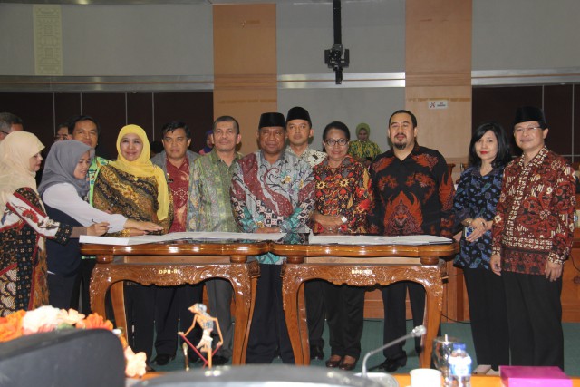 komisi-viii-setujui-perppu-kebiri-jadi-uu_20160727_122605.jpg