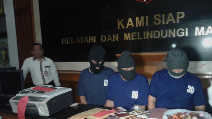 komplotan-pembuat-buku-nikah-dan-akta-cerai-palsu_20150609_075301.jpg