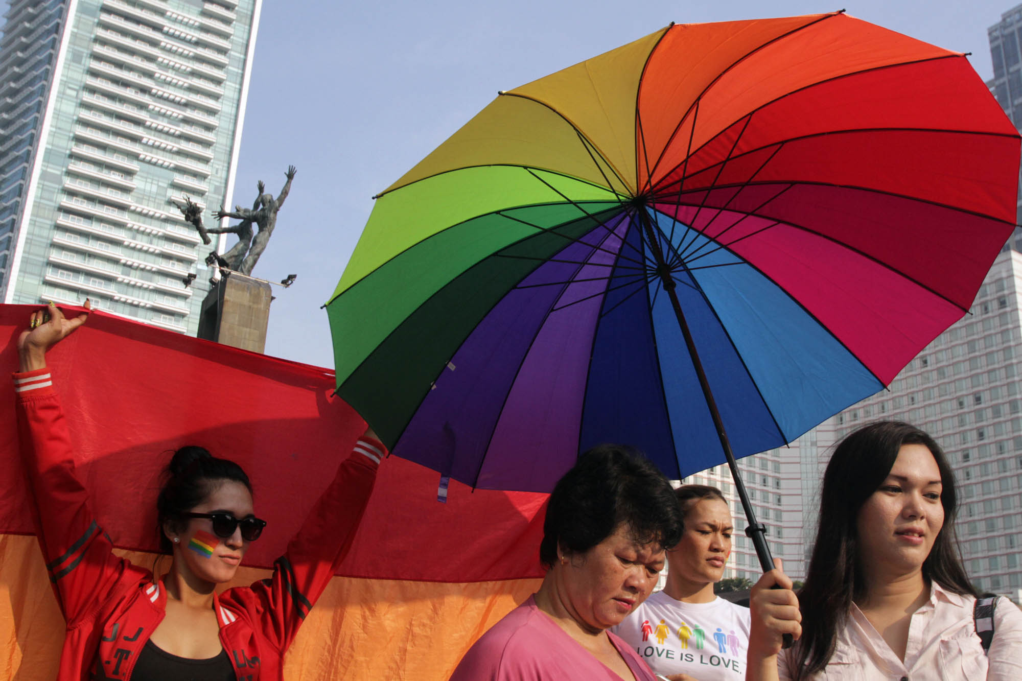 komunitas-lgbti-peringati-idahot-di-car-free-day_20150517_172926.jpg