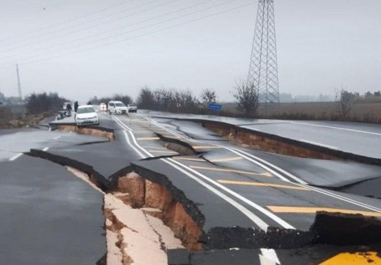 kondisi-jalan-tol-di-turki-mengalami-kerusakan-parah-setelah-gempa.jpg