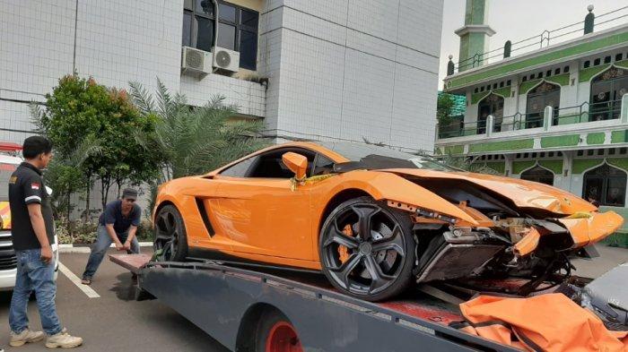kondisi-mobil-lamborghini-milik-tersangka-am-di-mapolres.jpg