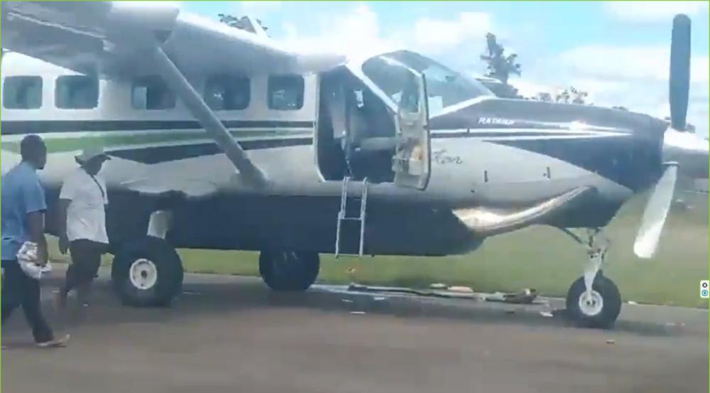 PESAWAT DITEMBAK - Kondisi Pesawat Smart Air yang ditembaki oleh Kelompok Kriminal Bersenjata sesaat setelah mendarat di Danawage/Koroway Batu, Kabupaten Boven Digoel, Papua Selatan, Rabu (11/2/2026).