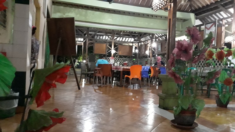 kondisi-restoran-hilda-ii-yang-sepi-pengunjung_20180611_061638.jpg