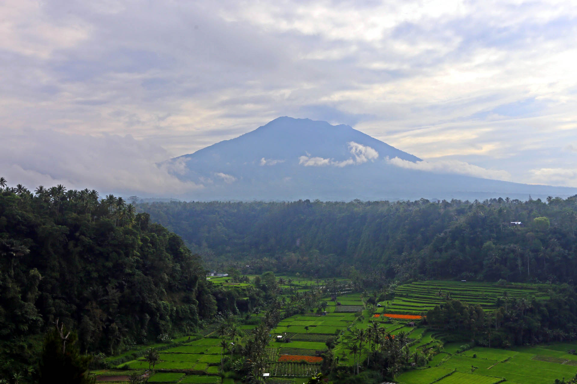kondisi-terkini-gunung-agung-bali_20170924_194535.jpg