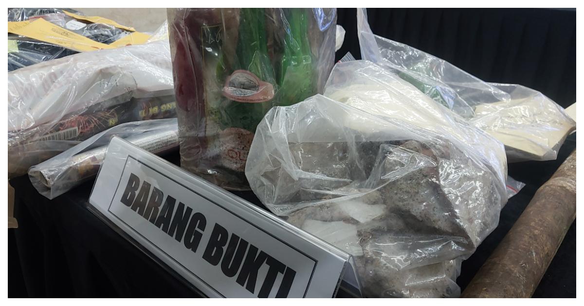 Polisi Perlihatkan Bom Molotov yang Digunakan Massa untuk Bakar Halte TransJakarta dan Arborea Cafe