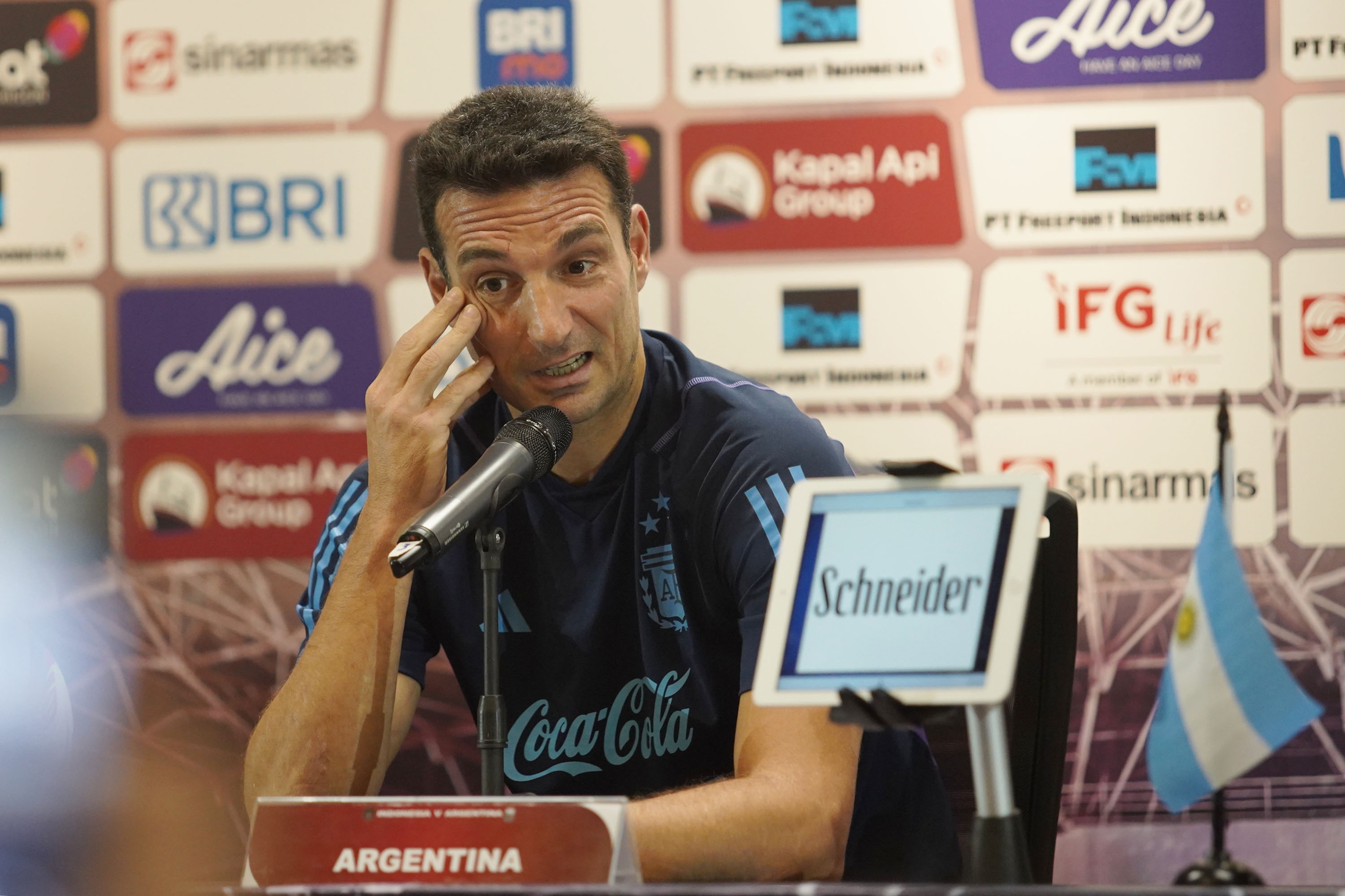 konferensi-pers-pelatih-argentina_20230618_205932.jpg