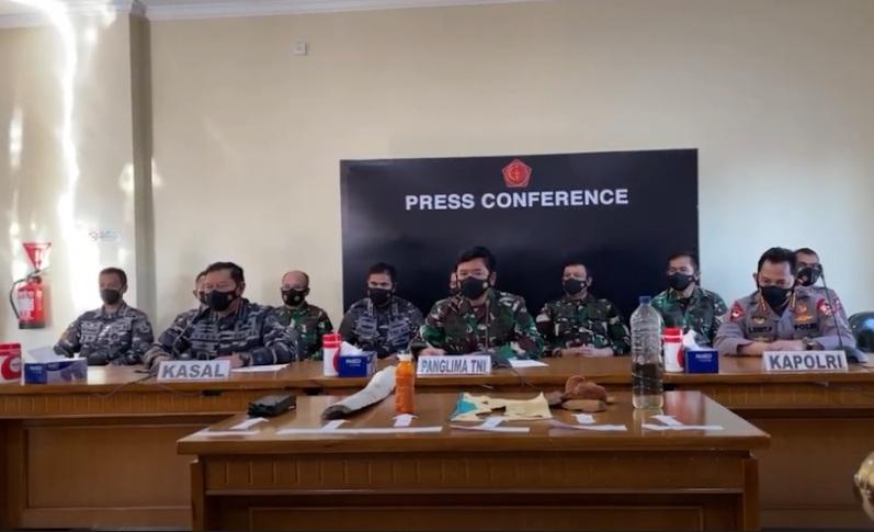 konferensi-pers-penemuan-serpihan-d.jpg