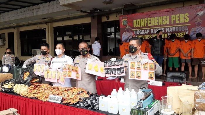 konferensi-pers-pengungkapan-kasus-penyalahgunaan-narkoba-dengan-barang-b.jpg