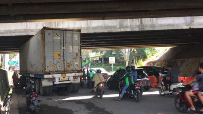 kontainer-truk-nyangkut-di-kolong-tol_20180524_142124.jpg