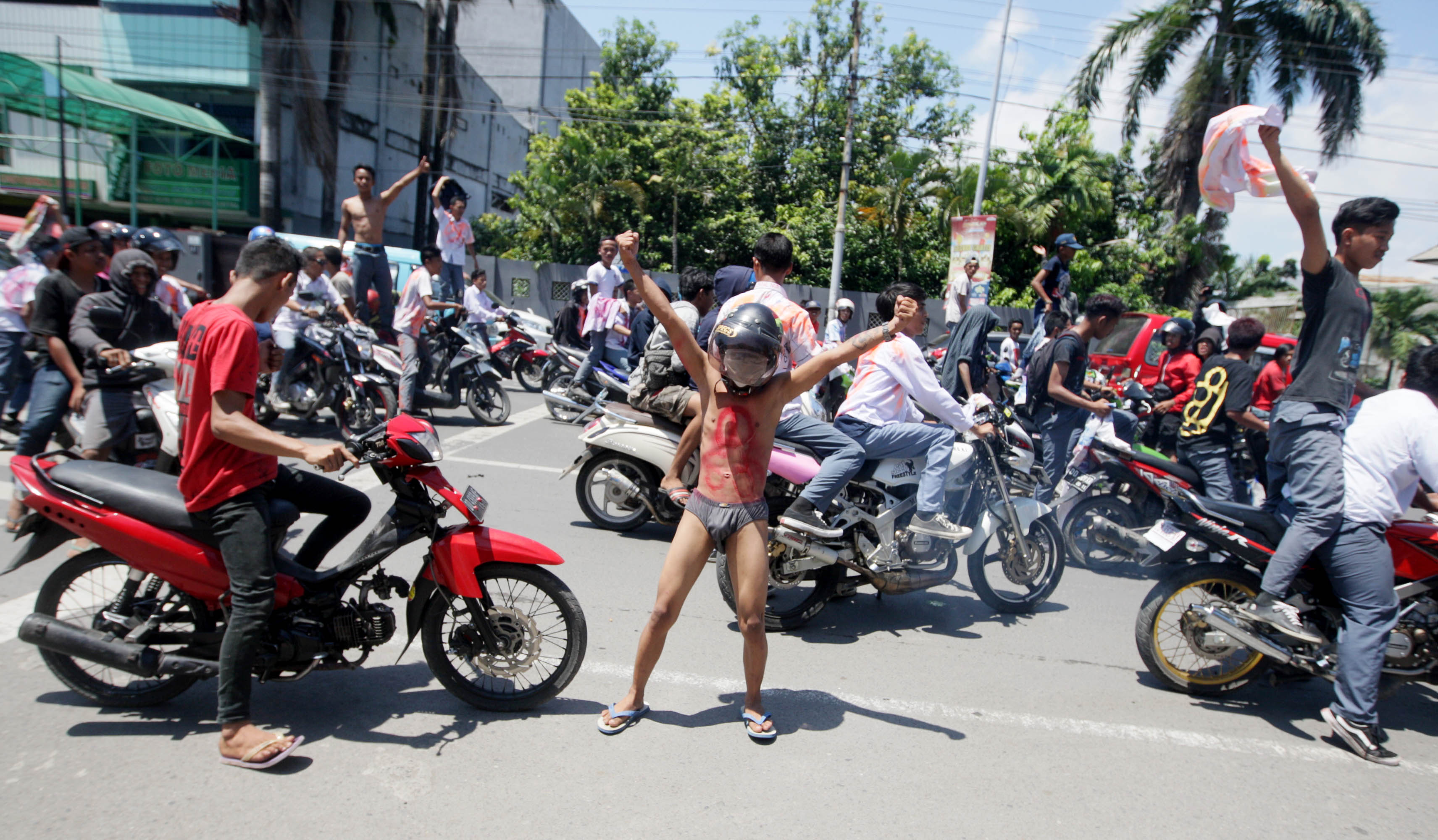 konvoi-dan-corat-coret-seragam-sma-makassar-usai-un_20150416_140900.jpg