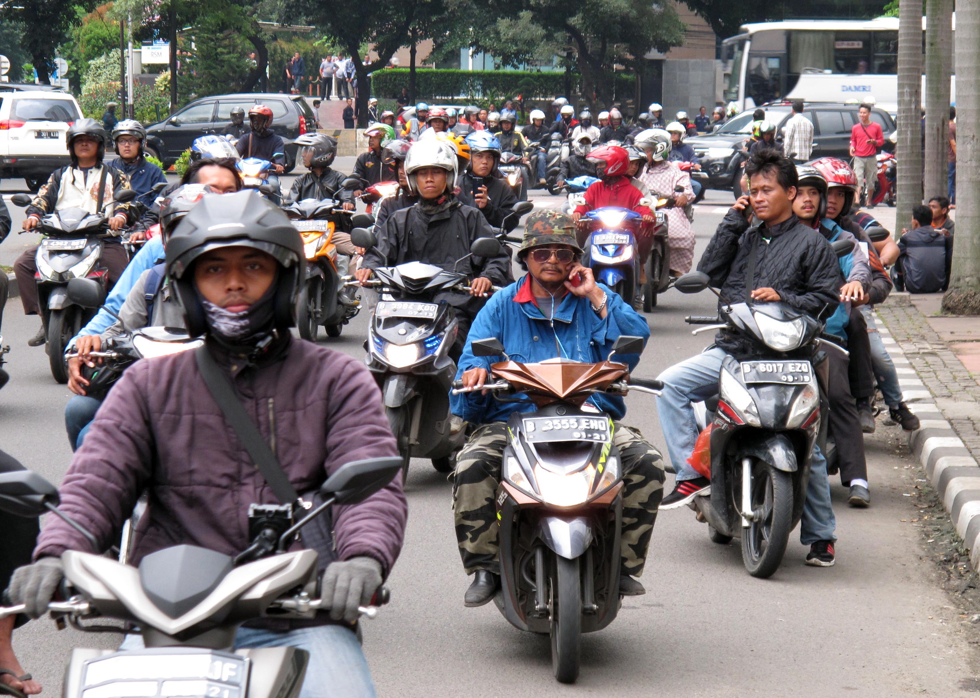 konvoi-ojek-online_20160322_224744.jpg