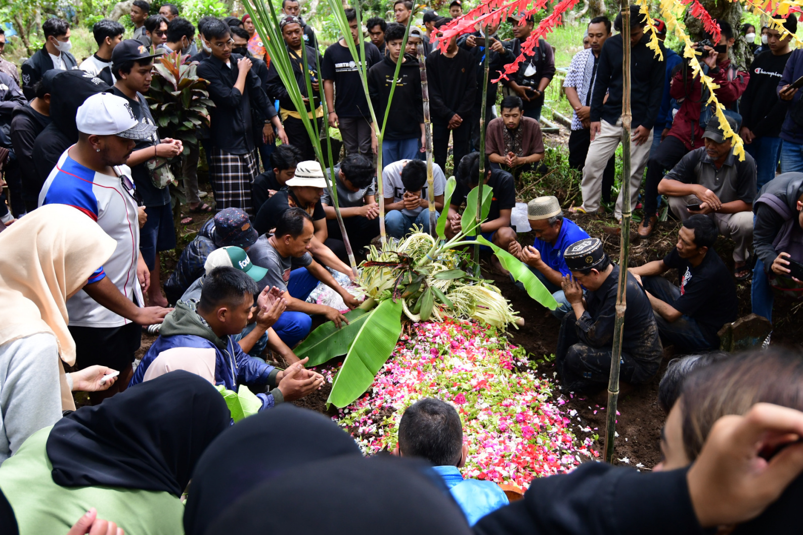 korban-meninggal-tregedi-kanjuruhan-bertambah-lagi_20221024_113857.jpg
