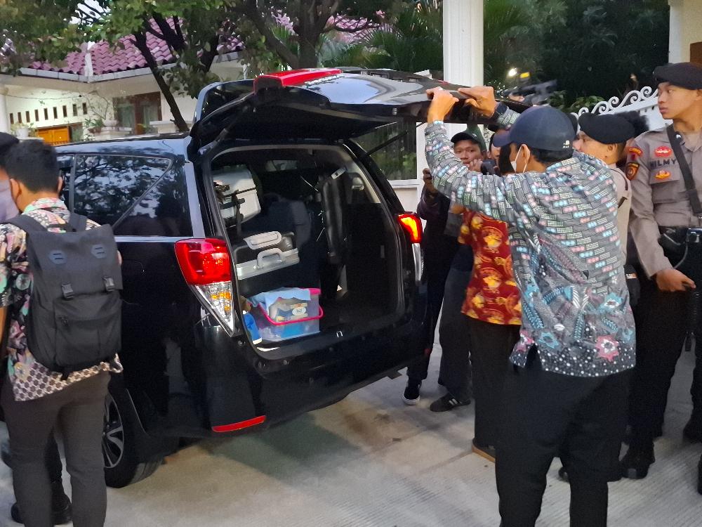kpk-amankan-barang-di-rumah-hasto.jpg