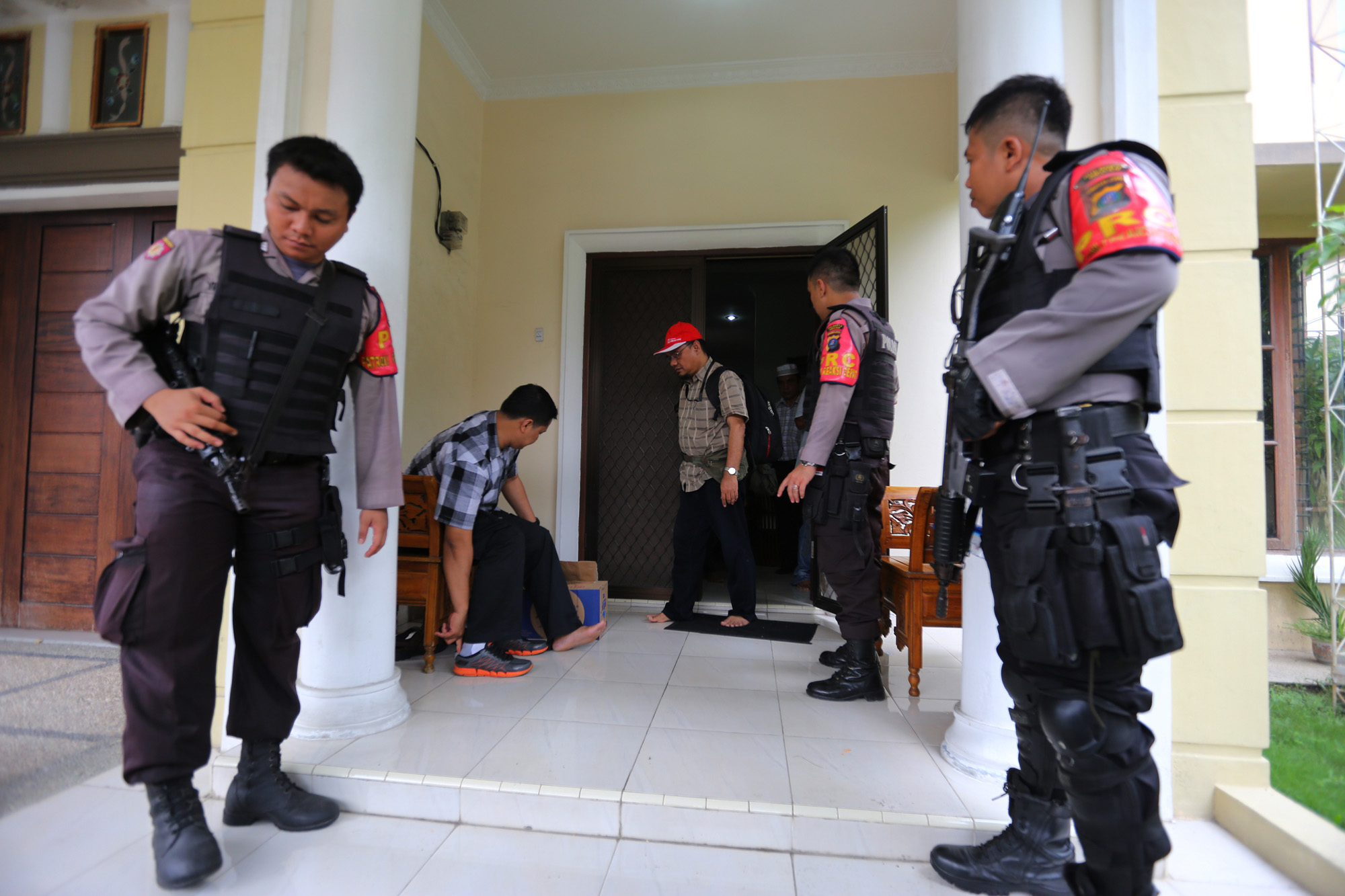 kpk-geledah-rumah-gatot-pujo-nugroho_20150812_192252.jpg
