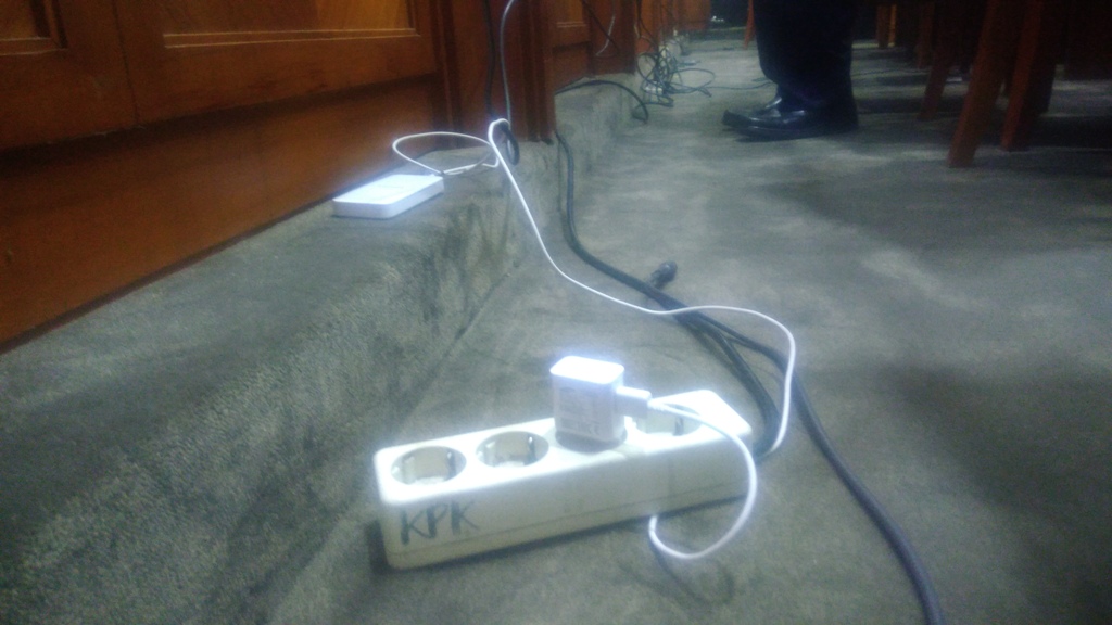 kpk-membawa-colokan-listrik-sendiri-saat-rapat-dengar-pendapat_20170911_205131.jpg