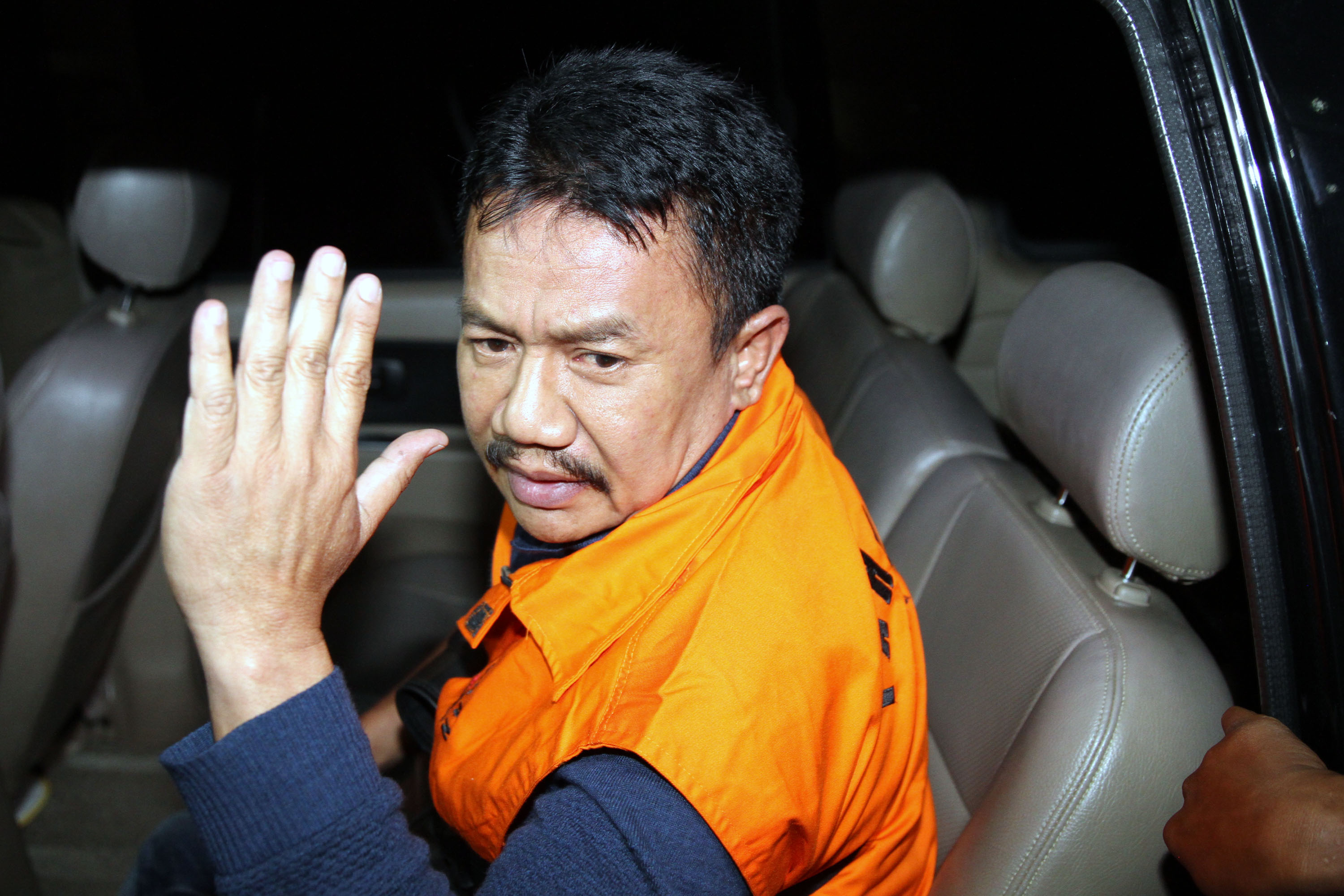 kpk-resmi-menahan-bupati-jombang_20180204_202314.jpg