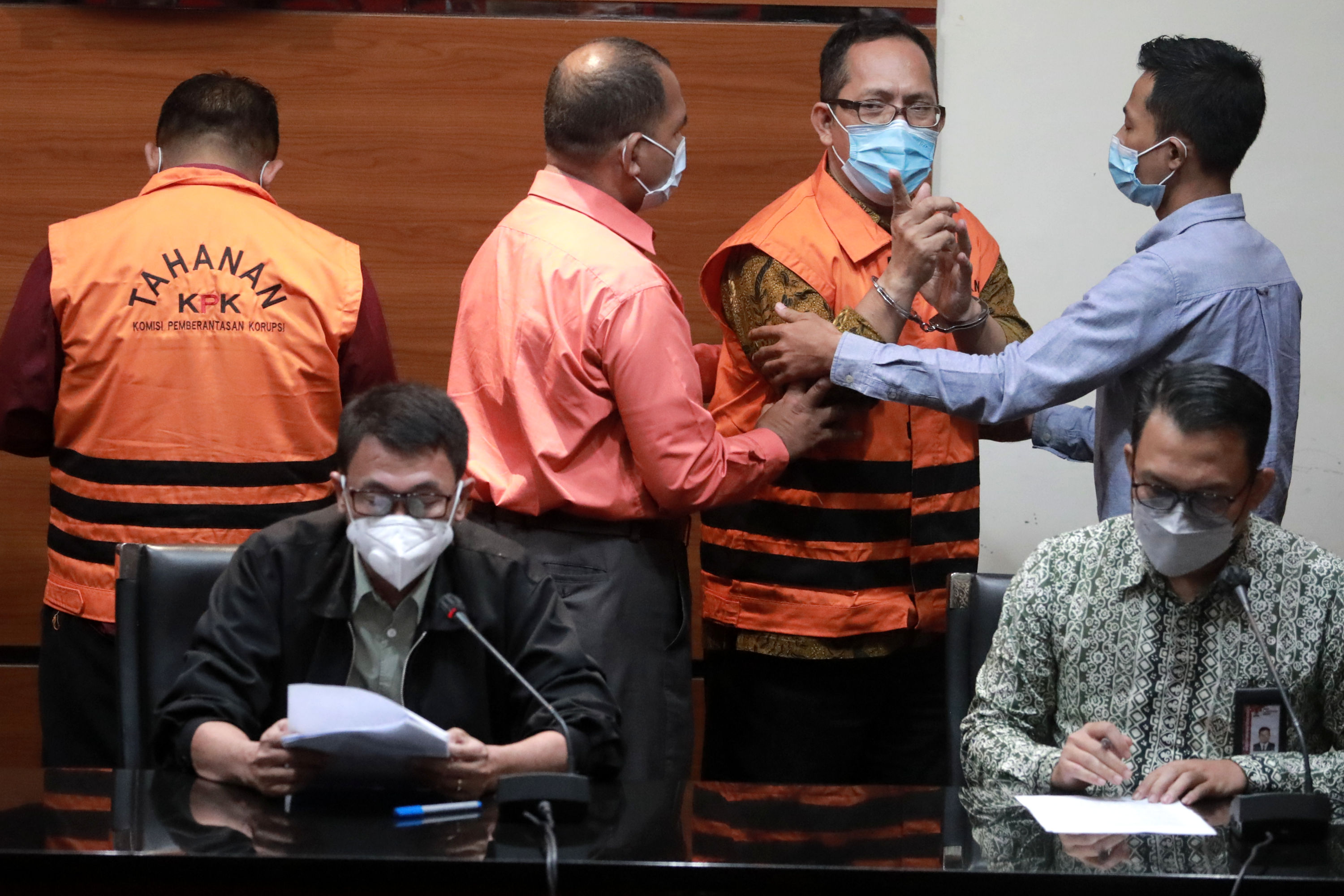 kpk-resmi-menahan-hakim-pn-surabaya-itong-isnaeni-hidayat_20220121_003859.jpg