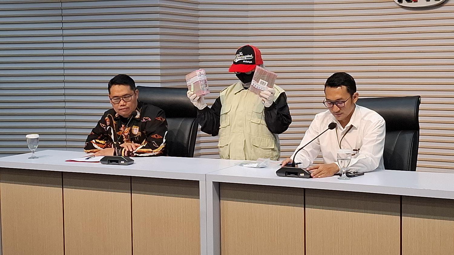 KPK Sita Uang Rp 200 Juta dari Rumah Bupati Bekasi Ade Kuswara Kunang di Cikarang