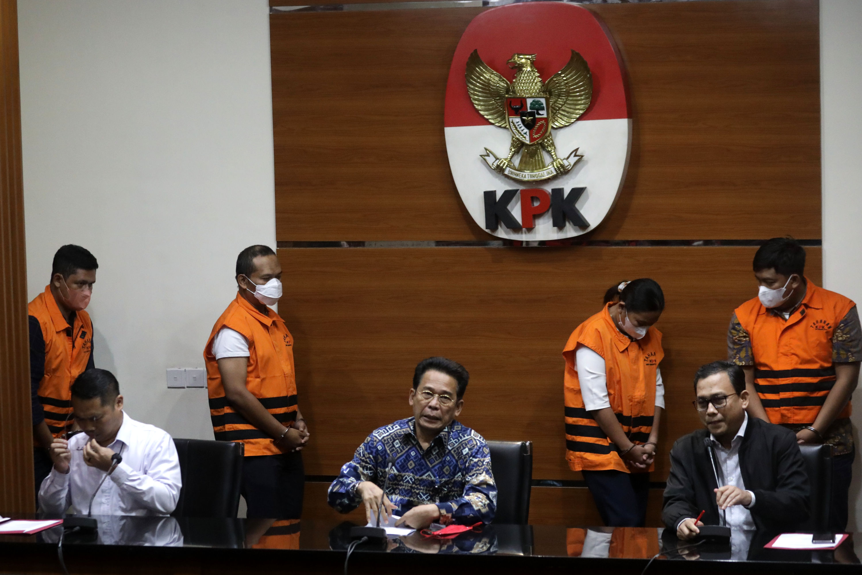 kpk-tahan-10-orang-tersangka-kasus-suap-di-ditjen-perkeretaapian_20230413_052107.jpg