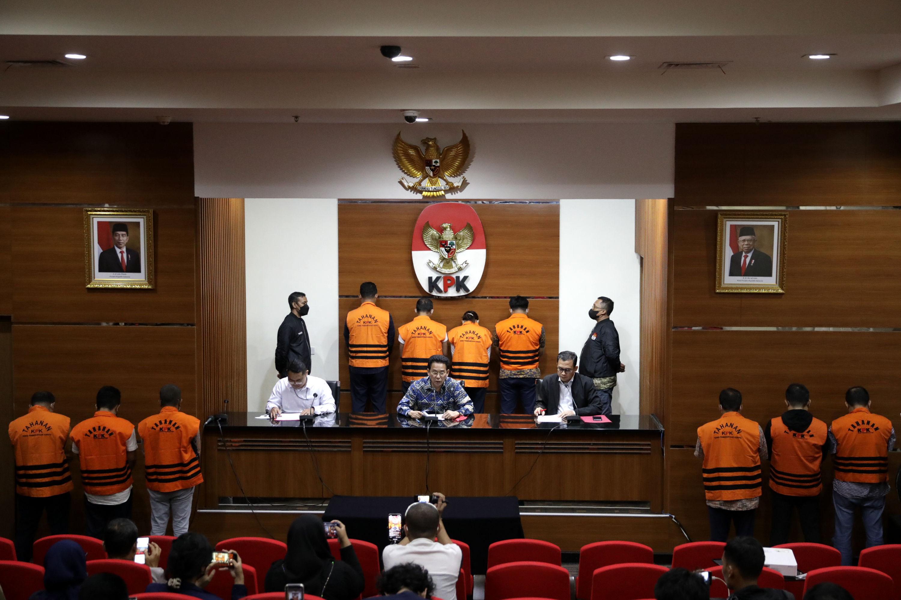 kpk-tahan-10-orang-tersangka-kasus-suap-di-ditjen-perkeretaapian_20230413_053646.jpg