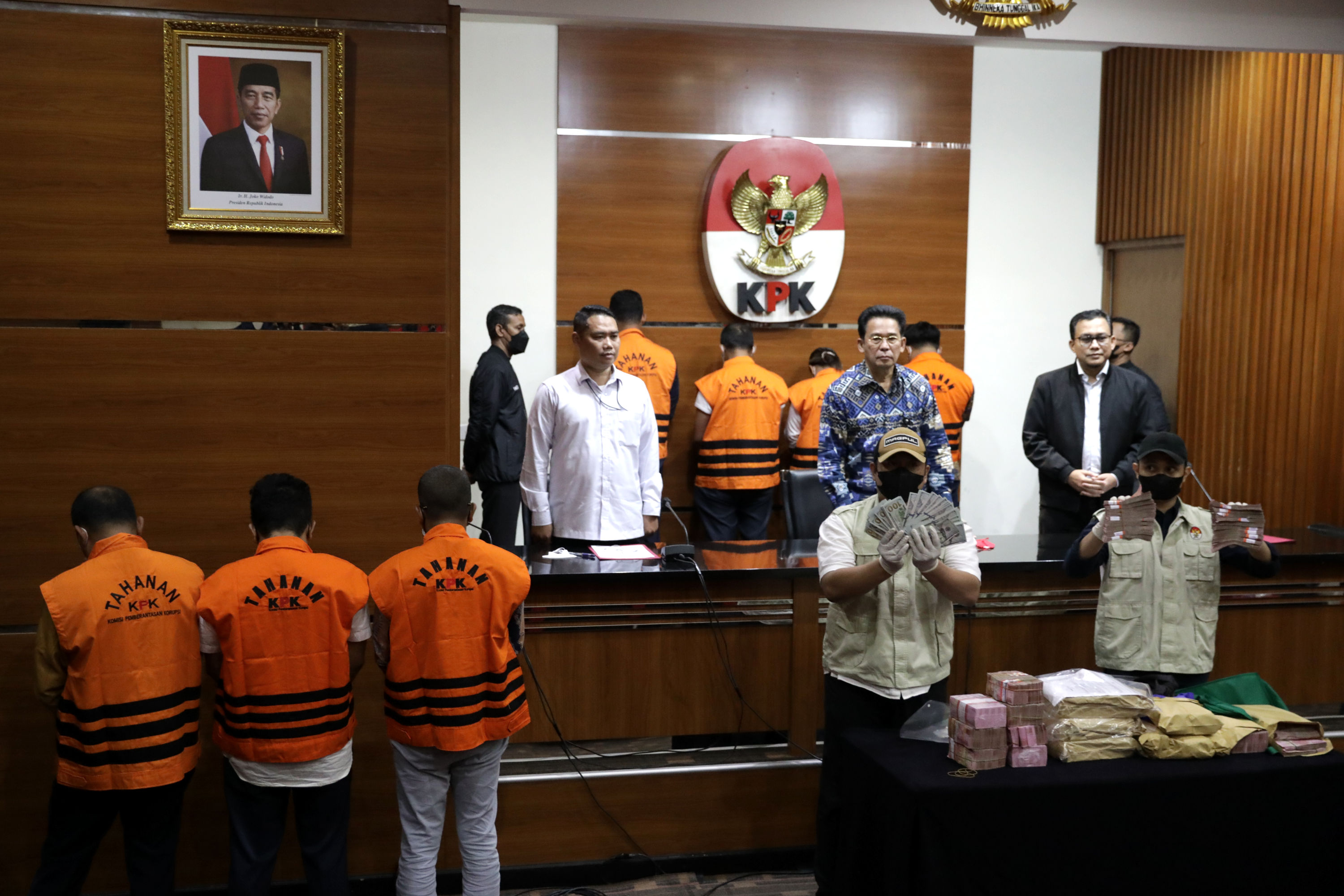 kpk-tahan-10-orang-tersangka-kasus-suap-di-ditjen-perkeretaapian_20230413_054537.jpg