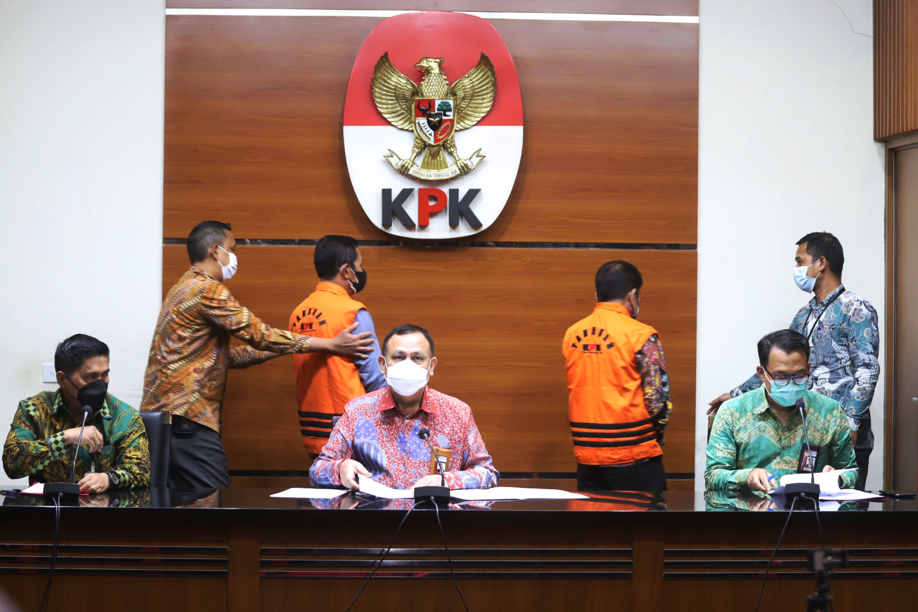 kpk-tahan-bupati-banjarnegara_20210903_230829.jpg