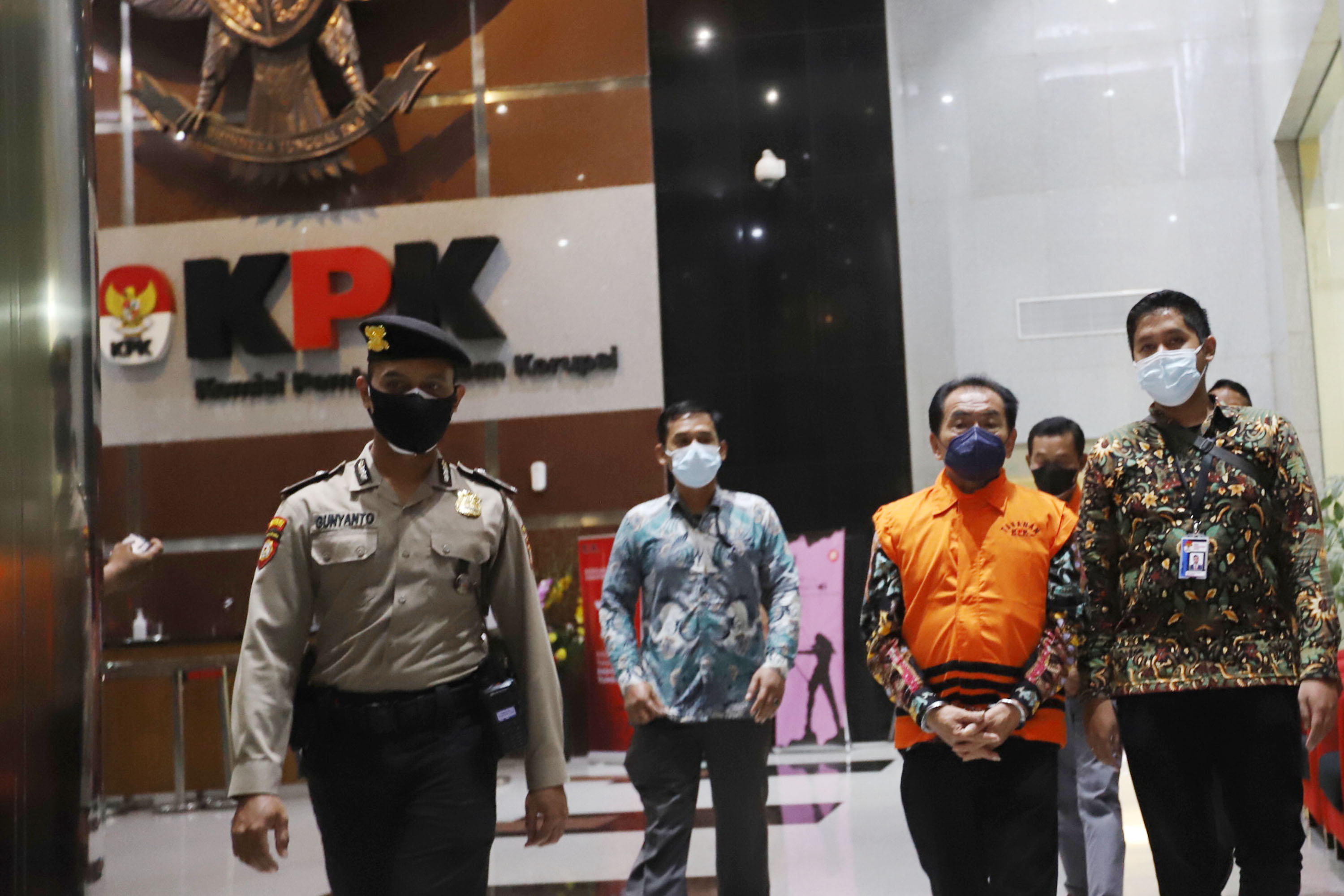 kpk-tahan-bupati-banjarnegara_20210903_231017.jpg
