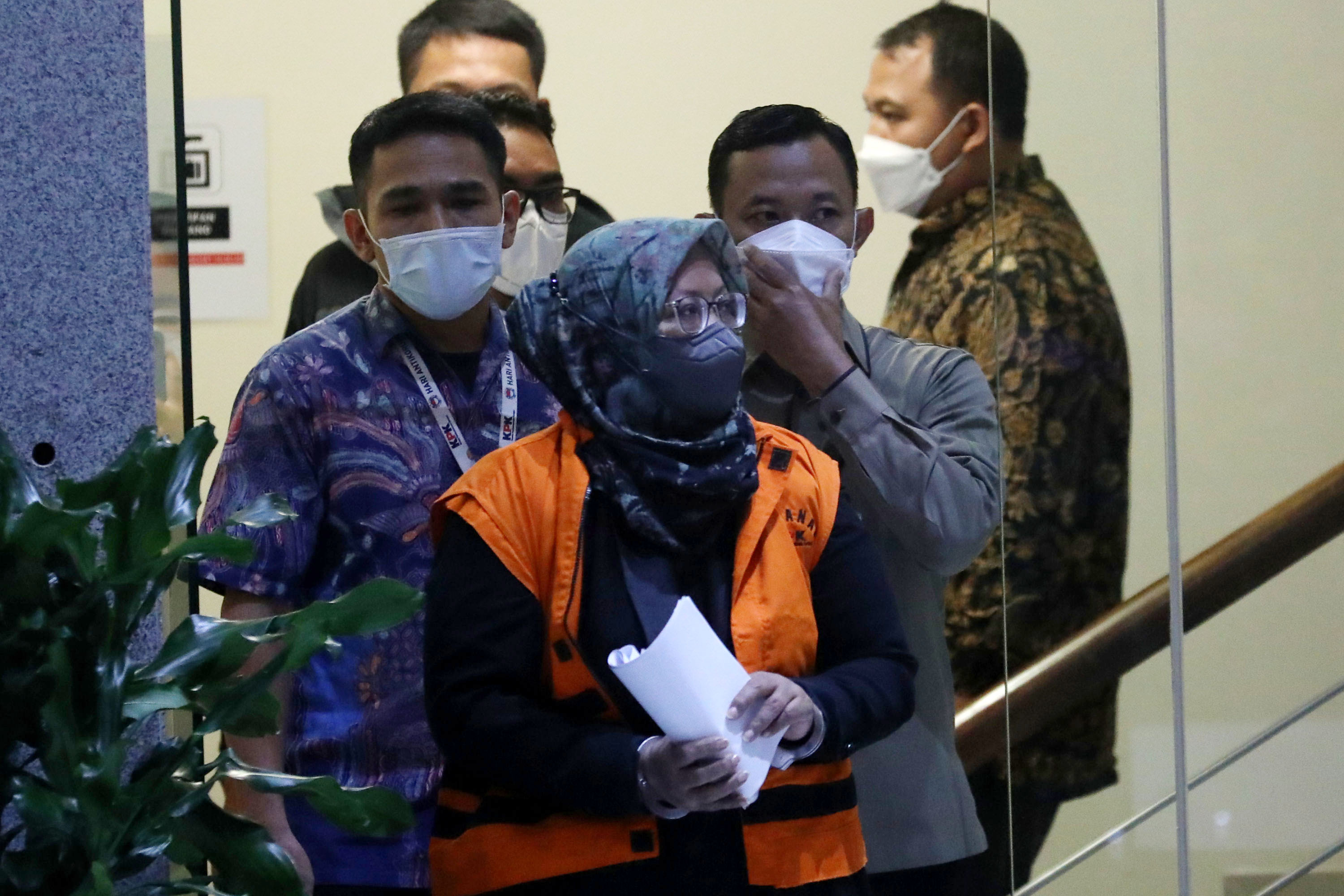 kpk-tahan-bupati-bogor-ade-yasin_20220428_043205.jpg
