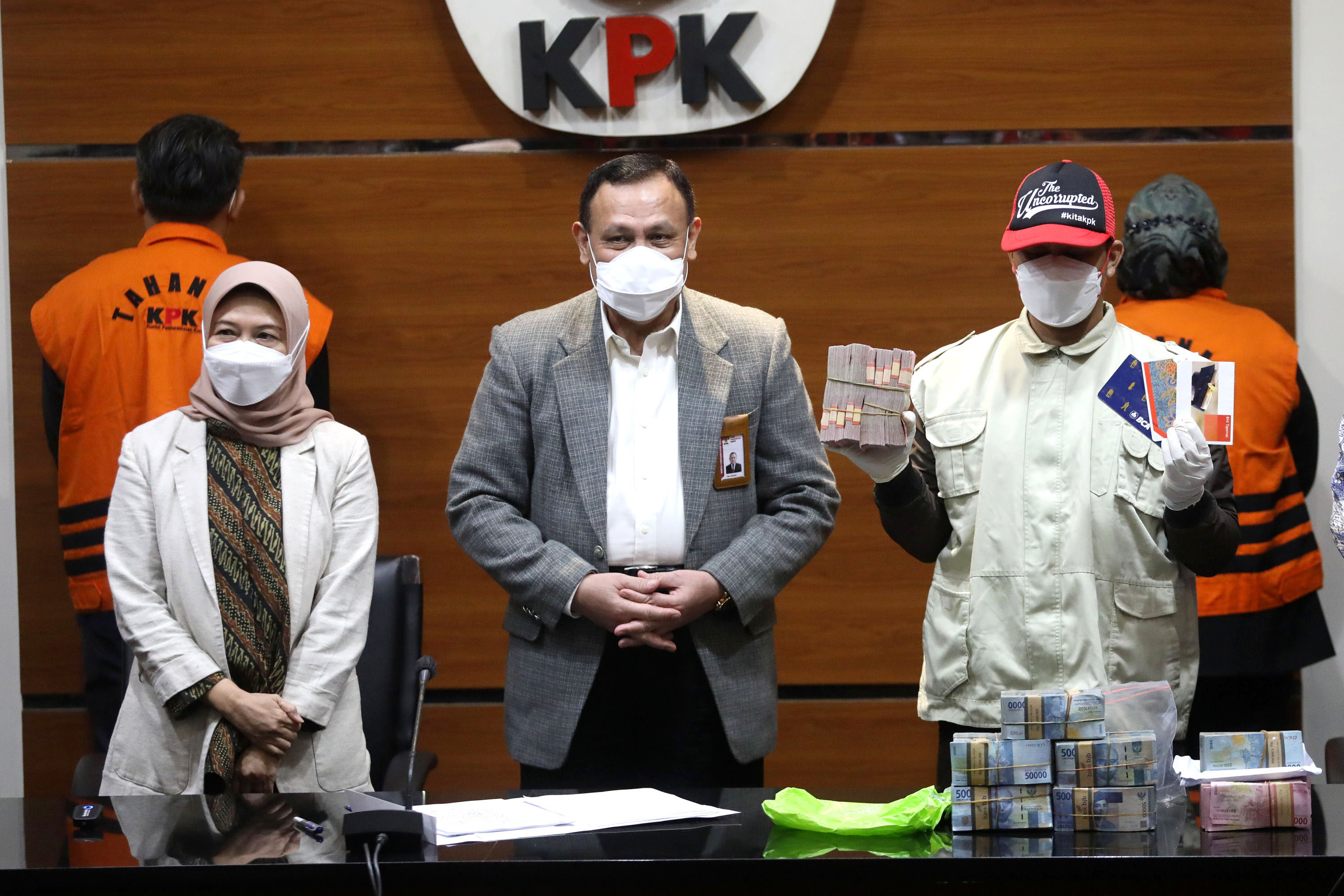 kpk-tahan-bupati-bogor-ade-yasin_20220428_043535.jpg