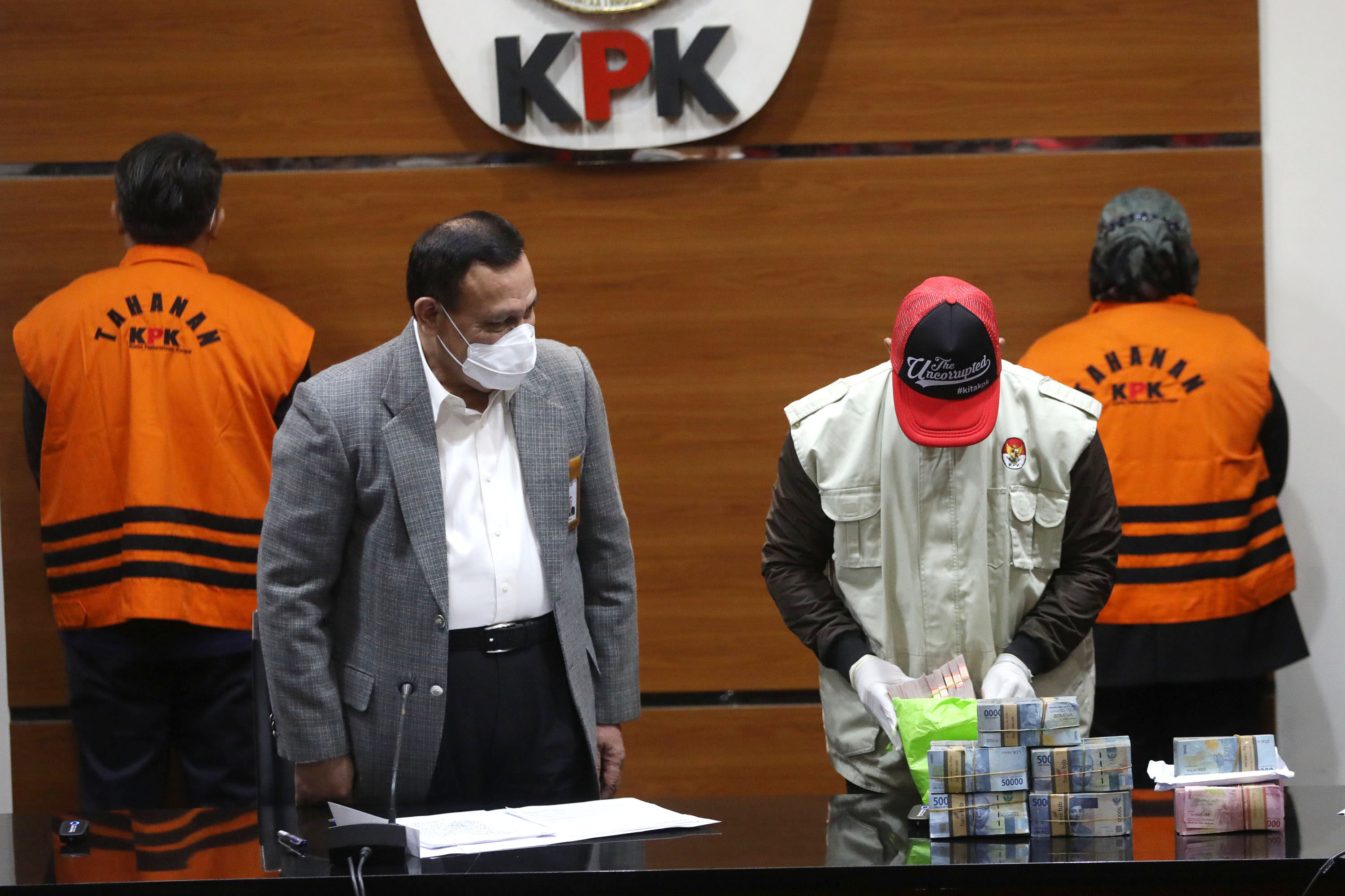kpk-tahan-bupati-bogor-ade-yasin_20220428_043627.jpg
