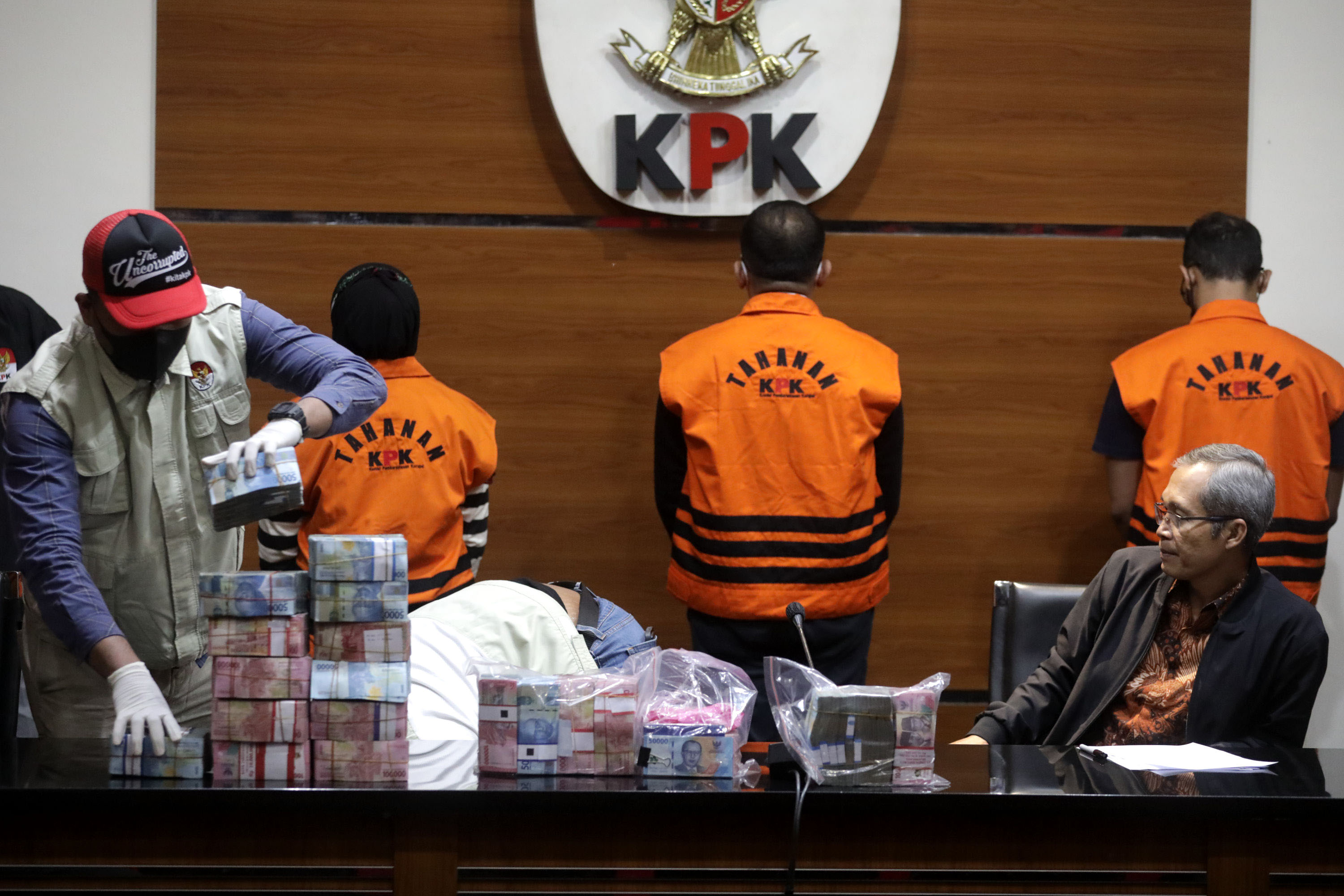kpk-tahan-bupati-kepulauan-meranti-muhammad-adil_20230408_024923.jpg