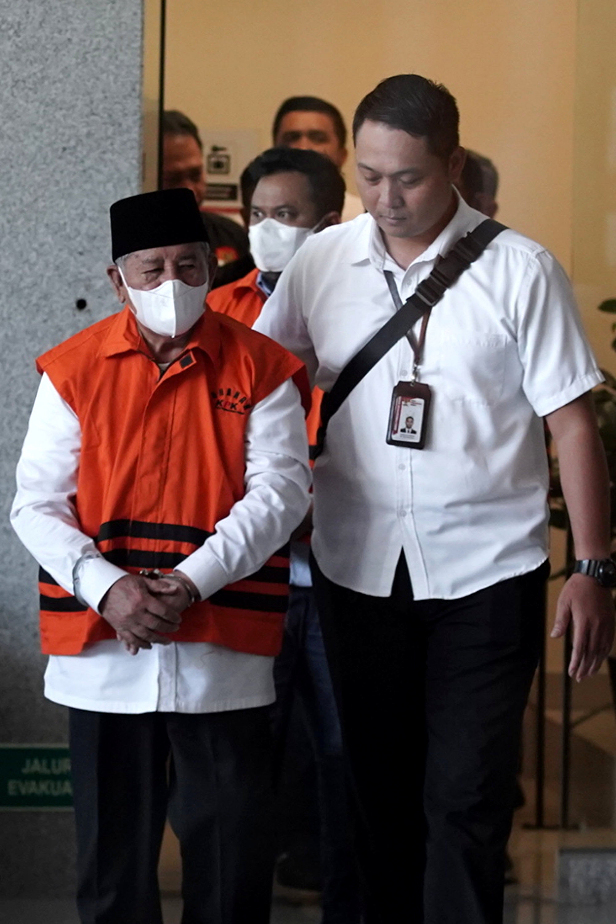 kpk-tahan-gubernur-maluku-utara-abdul-gani-kasuba_20231220_142147.jpg