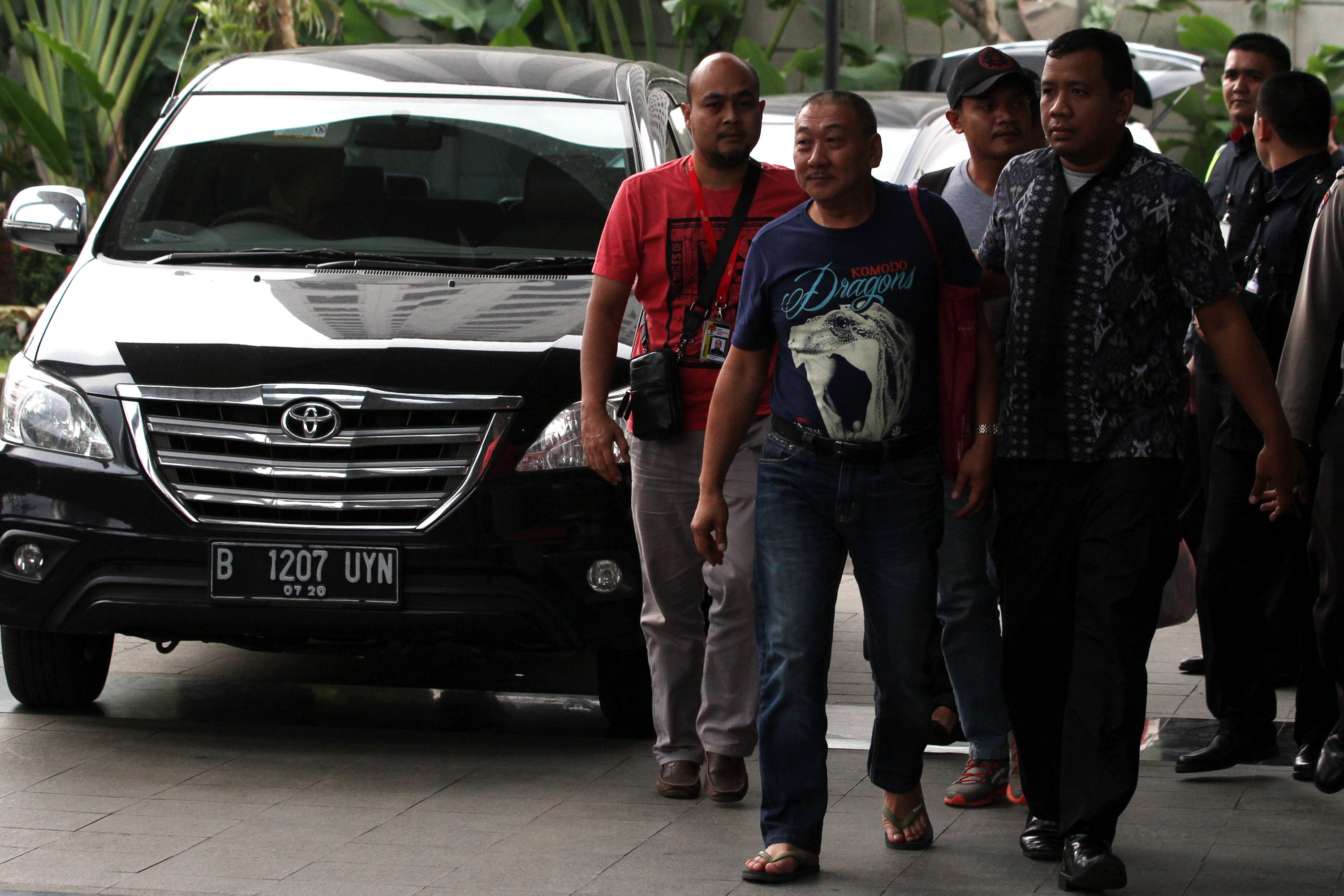 kpk-tahan-penyuap-bupati-ngada_20180212_212812.jpg