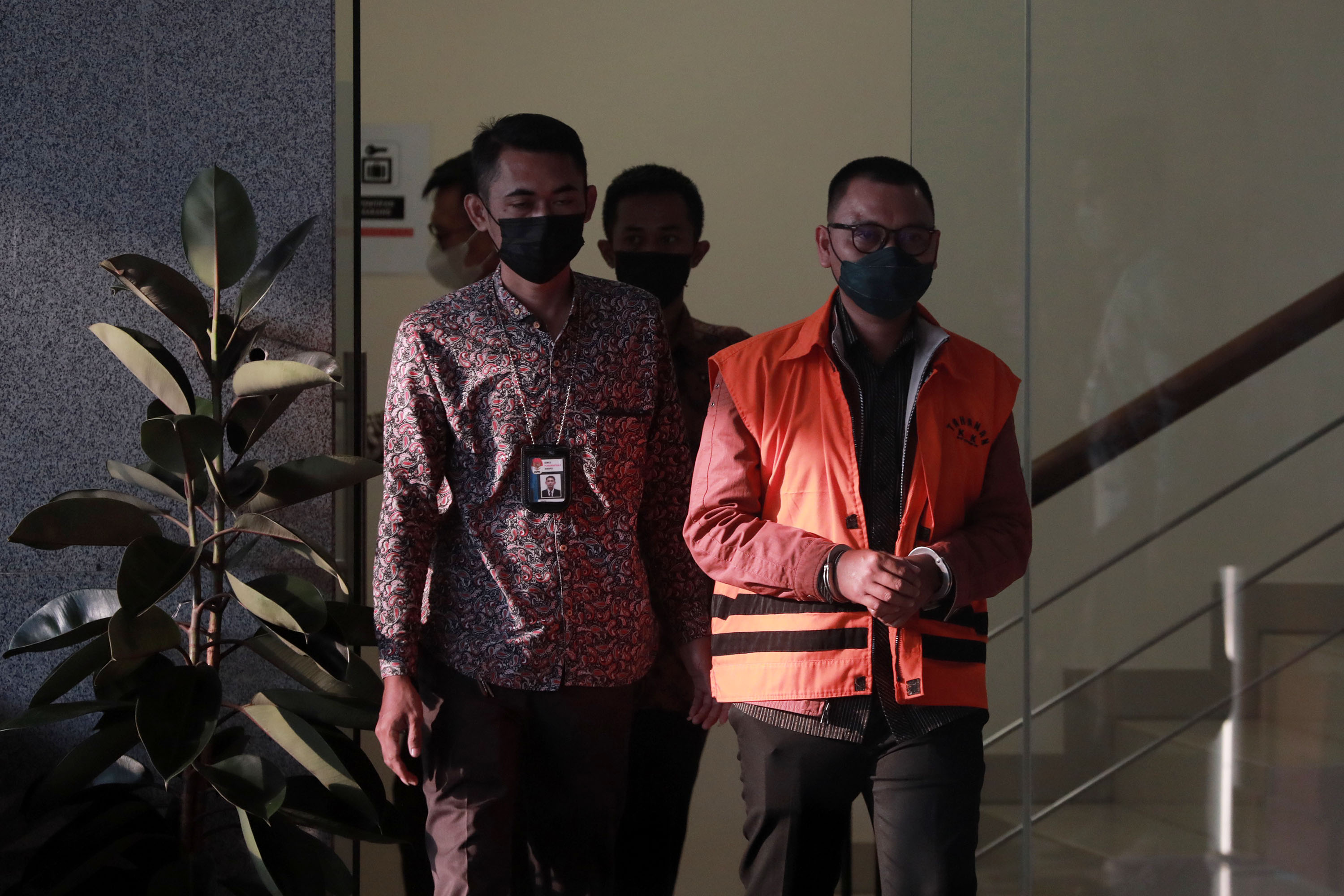 kpk-tahan-tersangka-kasus-gratifikasi-lampung-utara_20211015_233546.jpg